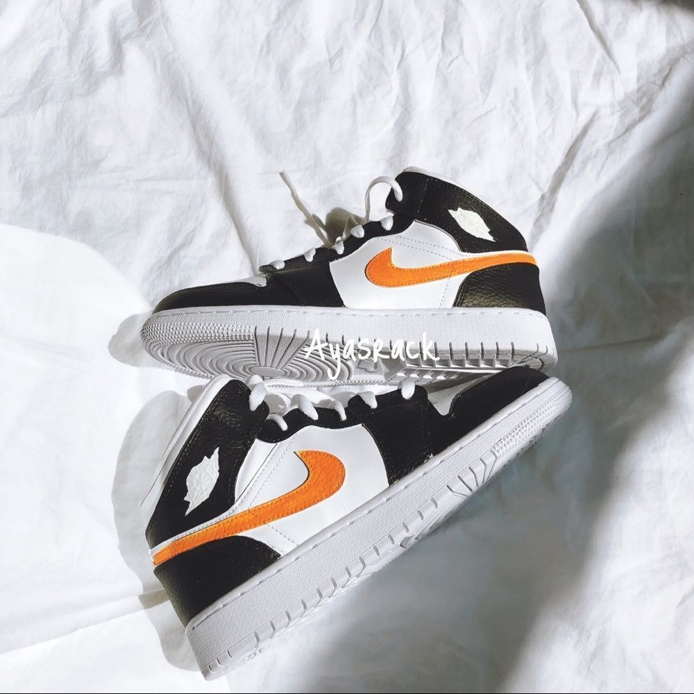 Custom painted air jordan mid - Picture 4 of 5